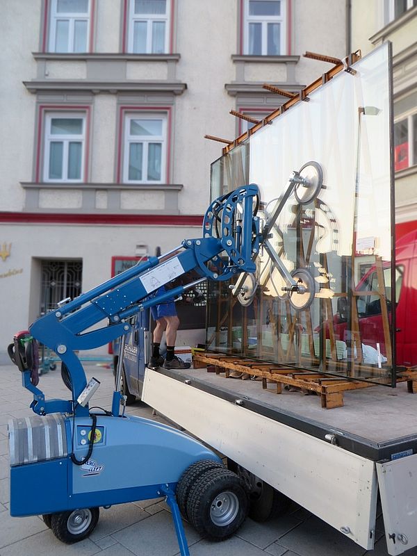 Clad Lift 600 - Unloading Glass from truck